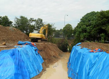 Kuala Lumpur, Malezya-16 Şubat 2017: Ekskavatör inşaat sırasında toprak kazmak için kullanılan ağır inşaat makine bir makinedir. Uzun hidrolik kolu ile bir kova tarafından desteklenmektedir. 