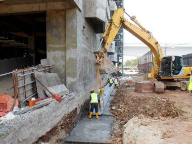Kuala Lumpur, Malezya-16 Şubat 2017: Ekskavatör inşaat sırasında toprak kazmak için kullanılan ağır inşaat makine bir makinedir. Uzun hidrolik kolu ile bir kova tarafından desteklenmektedir. 