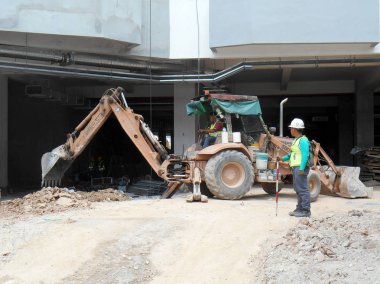 Kuala Lumpur, Malezya-16 Şubat 2017: Ekskavatör inşaat sırasında toprak kazmak için kullanılan ağır inşaat makine bir makinedir. Uzun hidrolik kolu ile bir kova tarafından desteklenmektedir. 