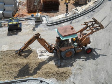 Kuala Lumpur, Malezya-16 Şubat 2017: Ekskavatör inşaat sırasında toprak kazmak için kullanılan ağır inşaat makine bir makinedir. Uzun hidrolik kolu ile bir kova tarafından desteklenmektedir. 