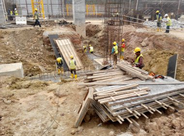 Kuala Lumpur, 17 Eylül 2015: Bina zemin ışın takviye çubuğu ve yerinde inşaat işçileri tarafından fabrikasyon kalıp. Beton mühendis tarafından memnun sonra içine dökülür. 