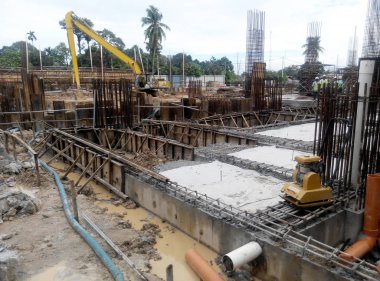 Kuala Lumpur, 17 Eylül 2015: Bina zemin ışın takviye çubuğu ve yerinde inşaat işçileri tarafından fabrikasyon kalıp. Beton mühendis tarafından memnun sonra içine dökülür. 