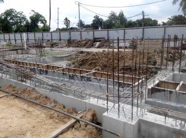 Kuala Lumpur, 17 Eylül 2015: Bina zemin ışın takviye çubuğu ve yerinde inşaat işçileri tarafından fabrikasyon kalıp. Beton mühendis tarafından memnun sonra içine dökülür. 