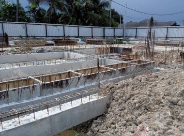 Kuala Lumpur, 17 Eylül 2015: Bina zemin ışın takviye çubuğu ve yerinde inşaat işçileri tarafından fabrikasyon kalıp. Beton mühendis tarafından memnun sonra içine dökülür. 