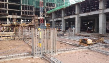 Kuala Lumpur, 17 Eylül 2015: Bina zemin ışın takviye çubuğu ve yerinde inşaat işçileri tarafından fabrikasyon kalıp. Beton mühendis tarafından memnun sonra içine dökülür. 