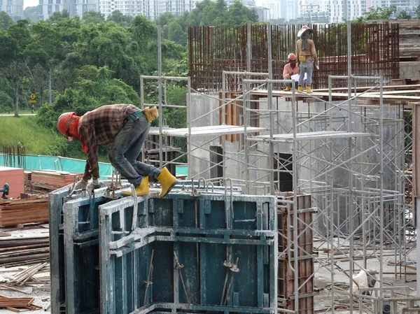 吉隆坡 马来西亚 2017年7月07日 建筑工人在施工现场的高度工作 使用脚手架作为临时平台进行工作 他们必须佩戴适当的安全装备 — 图库照片