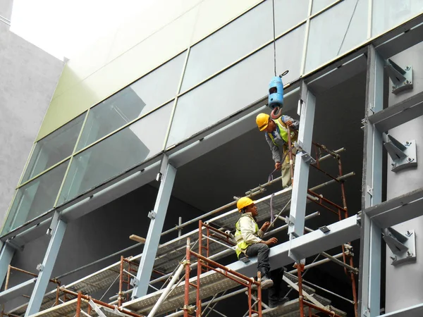 Kuala Lumpur Malaysien Juli 2017 Bauarbeiter Arbeiten Luftiger Höhe Auf — Stockfoto