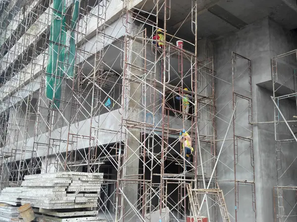 クアラルンプール マレーシア 2017 建設現場での高さで働く建設労働者 一時的なプラットフォームとして足場を使用して 操作します 適切な安全装備を着用する必要があります — ストック写真