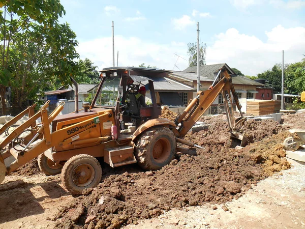 马来西亚吉隆坡 2017年2月16日 挖掘机是用于在施工过程中挖掘土壤的重型建筑机械 由带水桶的长液压臂提供动力 — 图库照片