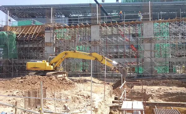 クアラルンプール マレーシア 2017 ショベル機械は建設機械建設中に土壌を掘削するために使用します バケツでロング油圧腕によって供給 — ストック写真