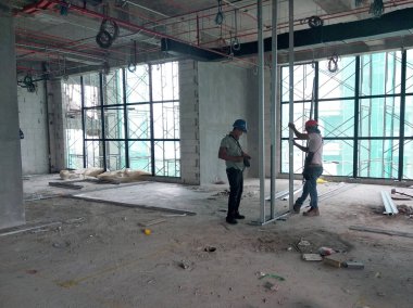 Kuala Lumpur, Malezya-12 Nisan 2018: şantiye inşaat işçileri tarafından devam eden drywall montaj çalışmaları. Bu iç duvar için bölme yapmak için en kolay ve en ucuz yoldur. 