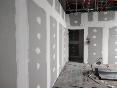 Kuala Lumpur, Malezya-12 Nisan 2018: şantiye inşaat işçileri tarafından devam eden drywall montaj çalışmaları. Bu iç duvar için bölme yapmak için en kolay ve en ucuz yoldur. 