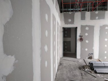 Kuala Lumpur, Malezya-12 Nisan 2018: şantiye inşaat işçileri tarafından devam eden drywall montaj çalışmaları. Bu iç duvar için bölme yapmak için en kolay ve en ucuz yoldur. 