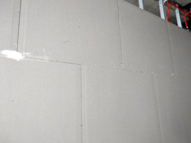 Kuala Lumpur, Malezya-12 Nisan 2018: şantiye inşaat işçileri tarafından devam eden drywall montaj çalışmaları. Bu iç duvar için bölme yapmak için en kolay ve en ucuz yoldur. 