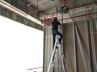 Kuala Lumpur, Malezya-12 Nisan 2018: şantiye inşaat işçileri tarafından devam eden drywall montaj çalışmaları. Bu iç duvar için bölme yapmak için en kolay ve en ucuz yoldur. 