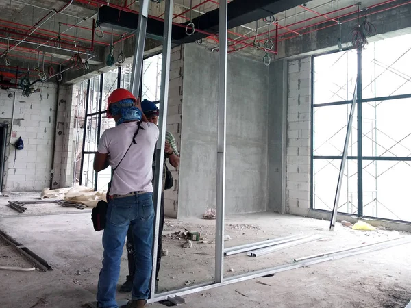 马来西亚吉隆坡 2018年4月12日 施工工人正在施工现场进行干墙安装工作 这是最简单和最便宜的方法来做隔断的内墙 — 图库照片