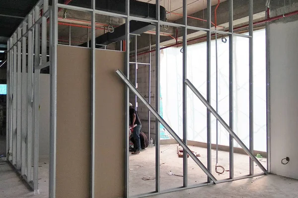マレーシア クアラルンプール 月12日 2018 乾式壁工事現場で建設作業員が進行中の工事 これは 内壁のためのパーティションを行うための最も簡単で安価な方法です — ストック写真