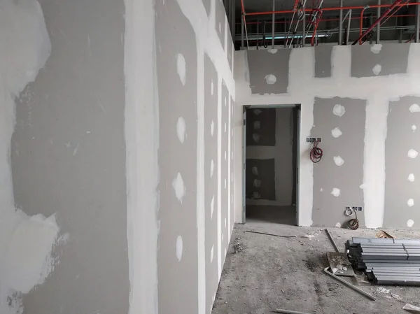 マレーシア クアラルンプール 月12日 2018 乾式壁工事現場で建設作業員が進行中の工事 これは 内壁のためのパーティションを行うための最も簡単で安価な方法です — ストック写真