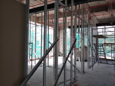 Kuala Lumpur, Malezya-12 Nisan 2018: şantiye inşaat işçileri tarafından devam eden drywall montaj çalışmaları. Bu iç duvar için bölme yapmak için en kolay ve en ucuz yoldur. 