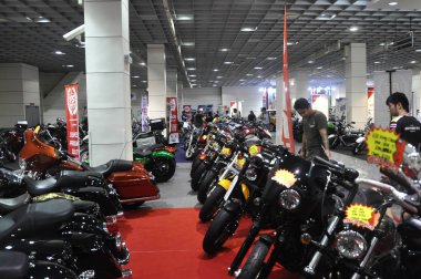 Kuala Lumpur, Malezya - 18 Haziran 2017: Büyük sergi salonunda büyük motosiklet motosikleti. Bazı motosikletler hala plastikle sarılı, vücudunu sıfırdan korumak için.. 