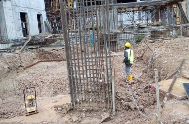 Kuala Lumpur, Malezya - 29 Haziran 2017: İnşaat işçileri termit karşıtı kimyasal tedaviyi inşaat alanındaki toprağa karıştırıp püskürtüyorlar. 