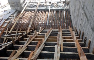 Kuala Lumpur, Malezya - 12 Mayıs 2018: İnşaat alanında inşaat halindeki beton merdiven. İnşaat işçilerinin merdiven kalıbı olarak ürettiği kereste kalıbı..