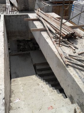 Kuala Lumpur, Malezya - 12 Mayıs 2018: İnşaat alanında inşaat halindeki beton merdiven. İnşaat işçilerinin merdiven kalıbı olarak ürettiği kereste kalıbı..
