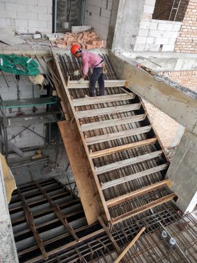 Kuala Lumpur, Malezya - 12 Mayıs 2018: İnşaat alanında inşaat halindeki beton merdiven. İnşaat işçilerinin merdiven kalıbı olarak ürettiği kereste kalıbı..