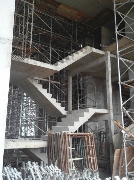 马来西亚吉隆坡 2018年5月12日 建筑工地正在施工的混凝土楼梯 建筑工人制造的作为楼梯模的木材模板 — 图库照片