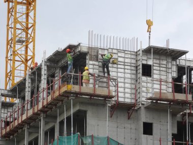 Kuala Lumpur, Malezya - 25 Temmuz 2017: İnşaat alanında yeniden kullanılabilir beton form çalışması olarak kullanılan eski sistem alüminyum formu. Çok dayanıklıdır ve tekrar tekrar kullanılabilir. Zaman kaydediliyor