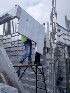 Kuala Lumpur, Malezya - 25 Temmuz 2017: İnşaat alanında yeniden kullanılabilir beton form çalışması olarak kullanılan eski sistem alüminyum formu. Çok dayanıklıdır ve tekrar tekrar kullanılabilir. Zaman kaydediliyor