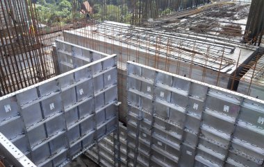 Kuala Lumpur, Malezya - 25 Temmuz 2017: İnşaat alanında yeniden kullanılabilir beton form çalışması olarak kullanılan eski sistem alüminyum formu. Çok dayanıklıdır ve tekrar tekrar kullanılabilir. Zaman kaydediliyor