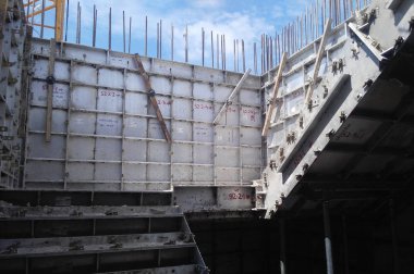 Kuala Lumpur, Malezya - 25 Temmuz 2017: İnşaat alanında yeniden kullanılabilir beton form çalışması olarak kullanılan eski sistem alüminyum formu. Çok dayanıklıdır ve tekrar tekrar kullanılabilir. Zaman kaydediliyor