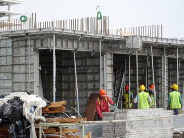 Kuala Lumpur, Malezya - 25 Temmuz 2017: İnşaat alanında yeniden kullanılabilir beton form çalışması olarak kullanılan eski sistem alüminyum formu. Çok dayanıklıdır ve tekrar tekrar kullanılabilir. Zaman kaydediliyor