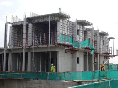 Kuala Lumpur, Malezya - 25 Temmuz 2017: İnşaat alanında yeniden kullanılabilir beton form çalışması olarak kullanılan eski sistem alüminyum formu. Çok dayanıklıdır ve tekrar tekrar kullanılabilir. Zaman kaydediliyor
