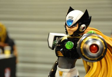 Kuala Lumpur, Malezya - 7 Nisan 2018: Mega Man ölçekli kurgusal aksiyon figürleri halk için sergilenmektedir. Japonya 'da Rockman olarak bilinir. 1987 'den beri Capcom tarafından yaratılan ünlü bir video oyunu karakteridir..