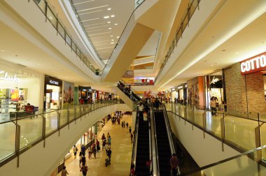 Kuala Lumpur, Malezya -01 Haziran 2018: Büyük alışveriş merkezi ana avlusu. Bu bölgede iş ve diğer etkinlikler düzenlenmektedir ve çok sayıda ziyaretçi hafta sonlarında bulunmaktadır.. 