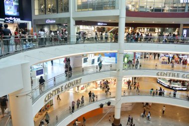 Kuala Lumpur, Malezya -01 Haziran 2018: Büyük alışveriş merkezi ana avlusu. Bu bölgede iş ve diğer etkinlikler düzenlenmektedir ve çok sayıda ziyaretçi hafta sonlarında bulunmaktadır.. 