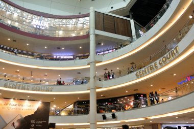 Kuala Lumpur, Malezya -01 Haziran 2018: Büyük alışveriş merkezi ana avlusu. Bu bölgede iş ve diğer etkinlikler düzenlenmektedir ve çok sayıda ziyaretçi hafta sonlarında bulunmaktadır.. 