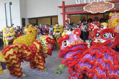 Seremban, Malezya -2 Şubat 2017: Seremban, Malezya 'da düzenlenen Çin Yeni Yıl Festivali sırasında aslan dansı performansı. Geçmişten beri Çinlilerin geleneksel ve kültürel dansıydı.. 