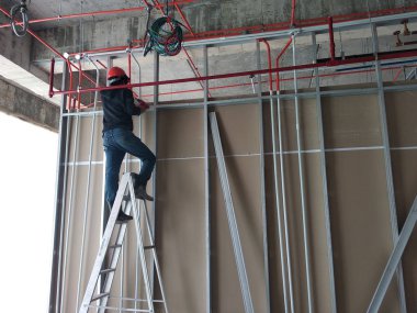 Kuala Lumpur, Malezya - 12 Nisan 2018: İnşaat işçilerinin inşaat çalışmaları sürüyor. İç duvarları ayırmanın en kolay ve en ucuz yolu bu.. 