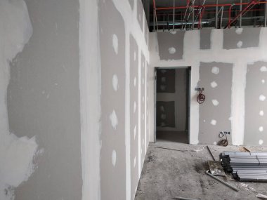 Kuala Lumpur, Malezya - 12 Nisan 2018: İnşaat işçilerinin inşaat çalışmaları sürüyor. İç duvarları ayırmanın en kolay ve en ucuz yolu bu.. 