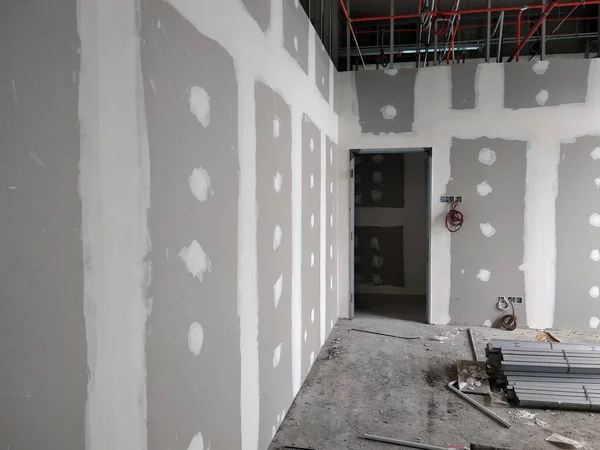马来西亚吉隆坡 2018年4月12日 建筑工人正在建筑工地进行干墙安装工作 这是对内墙进行分割的最简单 最便宜的方法 — 图库照片