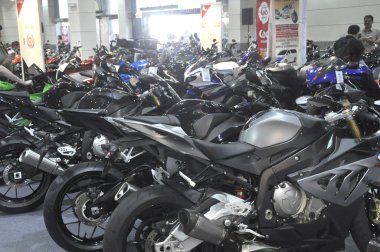 Kuala Lumpur, Malezya - 18 Haziran 2017: Büyük bir galeride büyük bir motosiklet motosikleti. Motosikletin bir kısmı vücudunu sıfırdan korumak için hala naylonun içinde.. 