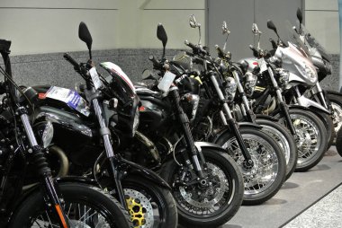 Kuala Lumpur, Malezya - 18 Haziran 2017: Büyük bir galeride büyük bir motosiklet motosikleti. Motosikletin bir kısmı vücudunu sıfırdan korumak için hala naylonun içinde.. 