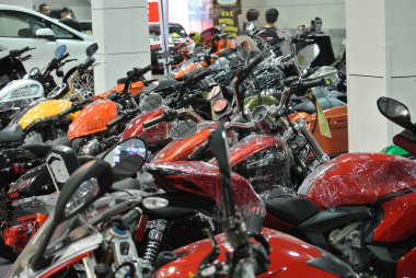 Kuala Lumpur, Malezya - 18 Haziran 2017: Büyük bir galeride büyük bir motosiklet motosikleti. Motosikletin bir kısmı vücudunu sıfırdan korumak için hala naylonun içinde.. 