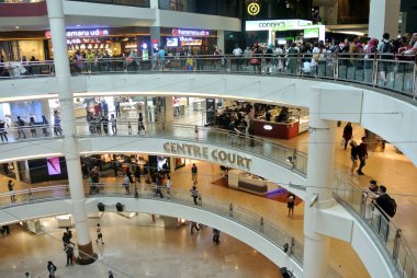 Kuala Lumpur, Malezya -01 Haziran 2018: Mid Valley Megamall Alışveriş Merkezi ana avlusu. Bu bölgede iş faaliyetleri düzenlenir ve hafta sonları çok sayıda ziyaretçi gelir..  