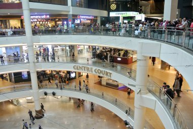 Kuala Lumpur, Malezya -01 Haziran 2018: Mid Valley Megamall Alışveriş Merkezi ana avlusu. Bu bölgede iş faaliyetleri düzenlenir ve hafta sonları çok sayıda ziyaretçi gelir..  