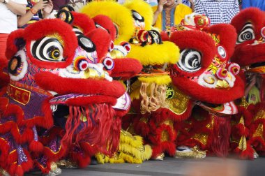 Seremban, Malezya - 2 Şubat 2017: Çin aslan maskesi veya aslan kafası Çin Yeni Yıl Festivali sırasında Seremban, Malezya 'da aslan dansı yaptı..  