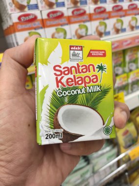 Kuala Lumpur, Malezya -14 Aralık 2019: İşlenmiş hindistan cevizi sütü kağıt kutuda paketlenmiş ve süpermarketin içindeki çelik bir rafta sergilenmektedir. Markaya göre sıralanır. 